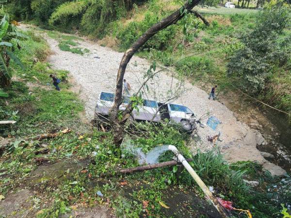 Alrededor de una decena de personas resultaron heridas luego de que un autobús interurbano cayera desde el puente Quebrada Seca, a la altura de la comunidad de Los Pinos, en el municipio de El Porvenir, departamento de Atlántida, al norte de Honduras.