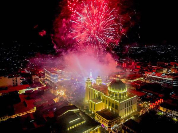 La capital salvadoreña inauguró la Villa Navideña 2025, un espacio festivo que, según las autoridades, se consolida como el más grande de la región al abarcar cerca de 242 mil metros cuadrados y unas 20 cuadras en el Centro Histórico.