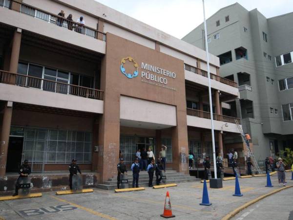 En medio de fuertes cuestionamientos por varios sectores, el fiscal general y adjunto interino, iniciaron sus labores en el Ministerio Público este mismo jueves -2 de septiembre-.