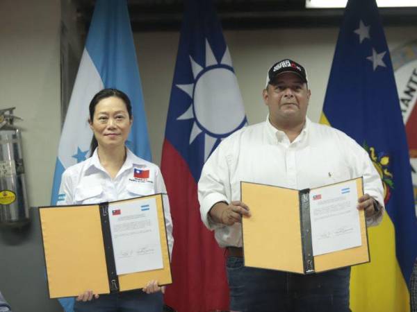 Aldana publicó esta foto en la que está recibiendo la donación.