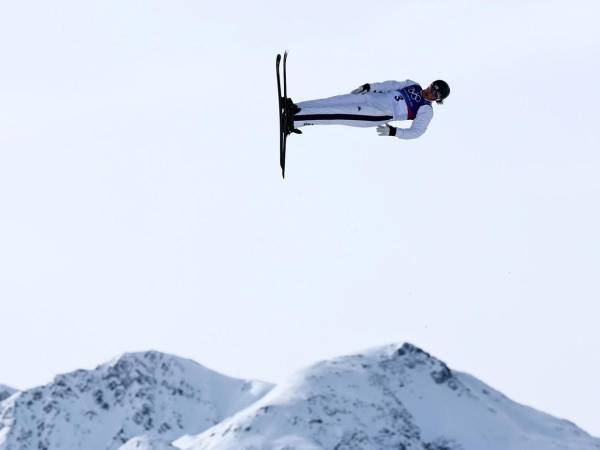 Estados Unidos ganó este sábado la medalla de oro en la final de esquí acrobático por equipos mixtos de los Juegos Olímpicos de Milán-Cortina d'Ampezzo (Italia), por lo que revalidó el primer puesto conseguido hace cuatro años en Pekín.