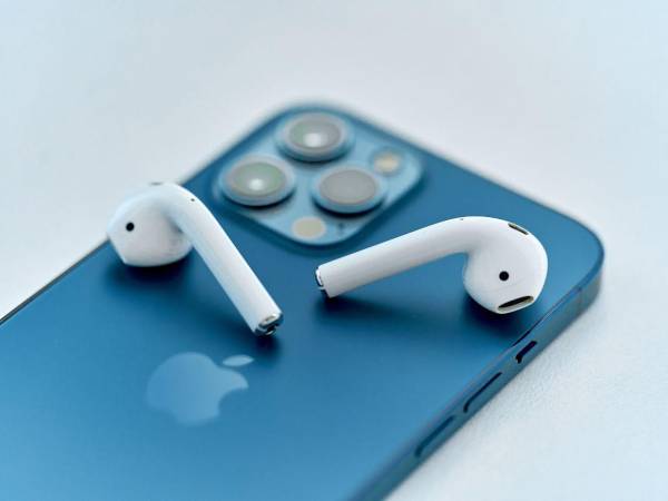 Limpiar los AirPods de forma periódica evita la acumulación de gérmenes y alarga la vida útil del dispositivo