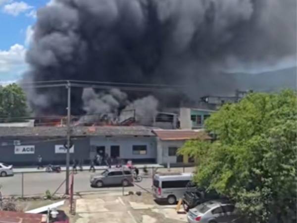 El incendio consumió bodegas comerciales y habitaciones de una cuartería.