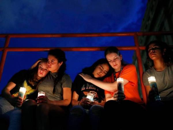 Desde la izquierda, Melody Stout, Hannah Payan, Aaliyah Alba, Sherie Gramlich y Laura Barrios se consuelan mutuamente durante una vigilia por las víctimas del tiroteo el sábado 3 de agosto de 2019 en El Paso, Texas. Foto: Agencia AP.