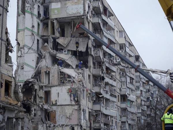 El balance del ataque en Dnipró aumentó este lunes a 40 muertos, a medida que se extraían más cuerpos de los escombros del edificio de apartamentos de estilo soviético, que quedó parcialmente derrumbado.