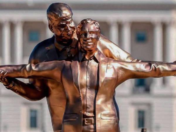 Una estatua gigante de Donald Trump y Jeffrey Epstein se volvió tendencia mundial este miércoles -11 de marzo- tras aparecer en Washington D.C., cerca del Capitolio de Estados Unidos. La inesperada instalación generó sorpresa entre transeúntes, turistas y usuarios de redes sociales.