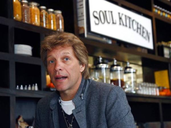 El rockero Jon Bon Jovi en su restaurante comunitario JBJ Soul Kitchen en Red Bank, Nueva Jersey. (Foto: AP)