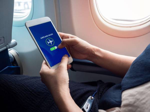 El modo avión desconecta la señal del teléfono para evitar interferencias con los sistemas de navegación del avión, aunque también sirve para alargar la batería del dispositivo.