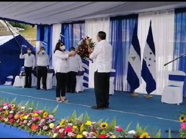 El viceministro de Educación, Javier Menocal, en representación del gobierno de Honduras, entregó a la Ministra de Educación de Nicaragua, Miriam Soledad Raúdez Rodríguez, la llama de la unión centroamericana.