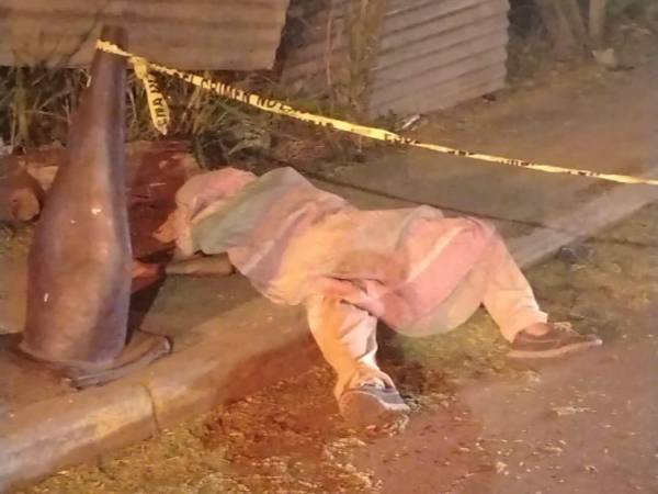 El cuerpo inerte de don Ángel Ramón Barahona Bonilla (60) quedó sobre una acera del bulevar San Juan Bosco.