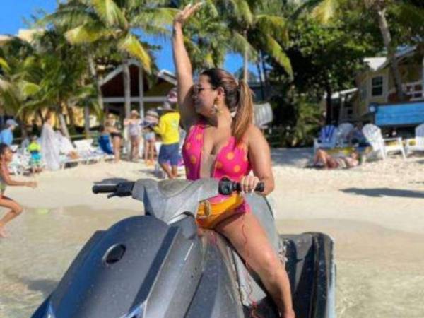 Autoridades hacen las comparaciones para determinar si la moto y el arete son los que usaba Angie Peña cuando desapareció. Foto: Cortesía