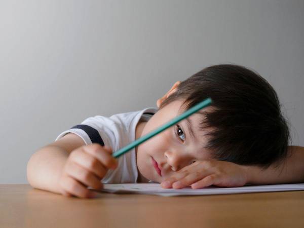 El aburrimiento, cuando no se convierte en norma, puede estimular el desarrollo cognitivo durante la infancia.