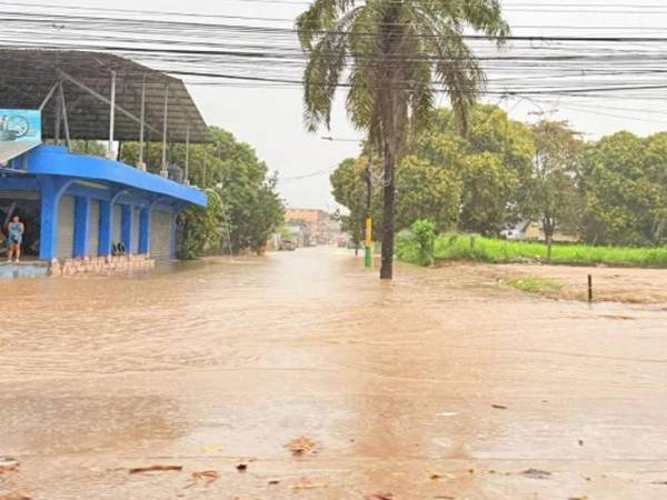 Algunas calles amanecieron anegadas tras las primeras lluvias registradas en la zona norte la noche del lunes.
