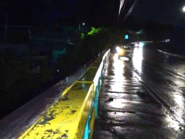 Equipos de rescate buscan a una mujer desaparecida en una quebrada del Distrito Central tras ser reportada su caída desde su vivienda.