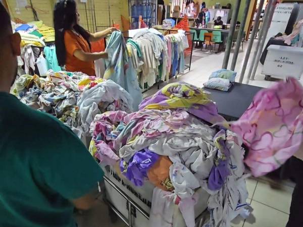 Con la puesta en marcha de otra lavadora, el servicio de lavandería procesa más de 600 libras de ropa sucia al día.