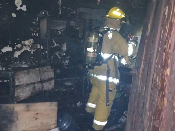 De tan solo siete años de edad, la pequeña Ximena López y su abuela Francisca López, de 80 años, murieron carbonizadas luego de que su vivienda tomara fuego en Cucuyagua, Copán. Así sucedió la tragedia.