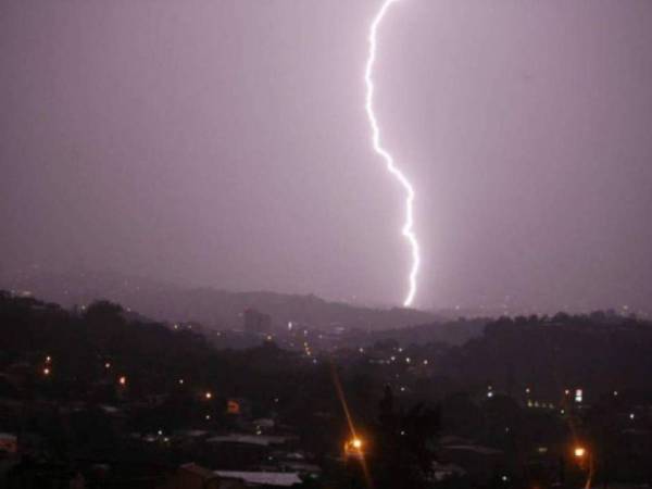 Se recomienda a la población tomar precauciones ante posibles tormentas eléctricas y mantenerse informada a través de los canales oficiales.