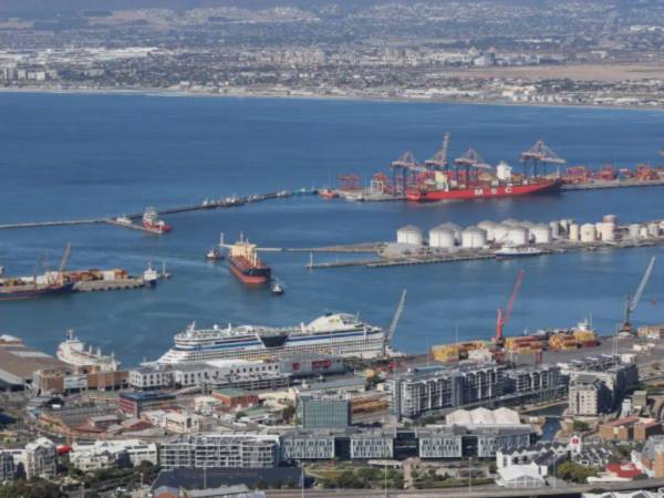 El estrecho de Ormuz, punto de importancia estratégica mundial que separa las costas de Irán y Omán, se encuentra entre el Golfo Pérsico y el Golfo de Omán y por sus aguas se transporta alrededor del 20 por ciento de la producción mundial de crudo y también de gas.