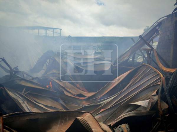 Materiales quemados, humos tóxicos y una zona resguardada es la escena que se logra observar en la bodega del anillo periférico incendiada, donde algunos locales fueron afectados. Así quedó el lugar: