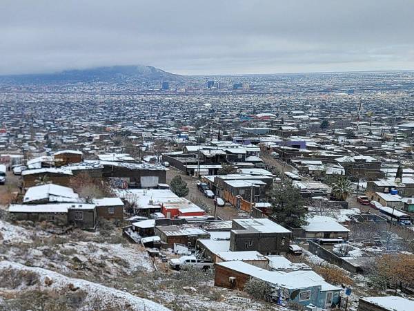 La caída de nieve en la frontera norte de México, en el marco de una tormenta invernal que afecta a amplias zonas del sur de Estados Unidos, llevó a familias a salir a las calles para presenciar el fenómeno, mientras que autoridades de Protección Civil emitieron recomendaciones preventivas ante el frío extremo que se avecina. La zona no cuenta con edificaciones apropiadas para enfrentar la nevada.