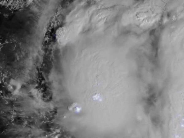 A menor presión, la aceleración de los vientos es mayor, lo que eleva su velocidad y la intensidad del ciclón.