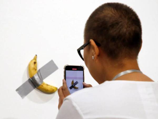 Roban la banana de la obra 'Comedian', de Maurizio Cattelan, en el Centro Pompidou-Metz.