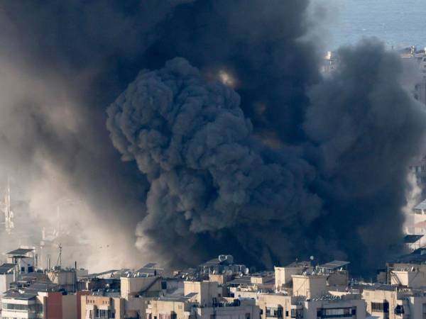 El Ejército israelí también detalla que la operación la llevaron a cabo 50 aviones de combate de la fuerza área guiados por inteligencia precisa para atacar el búnker de Jameneí en la capital iraní.