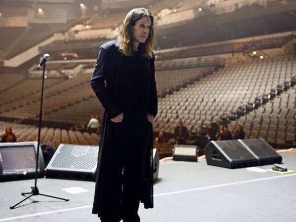 El cantante de 74 años aseguró que su voz se encuentra bien, pero físicamente no puede continuar.