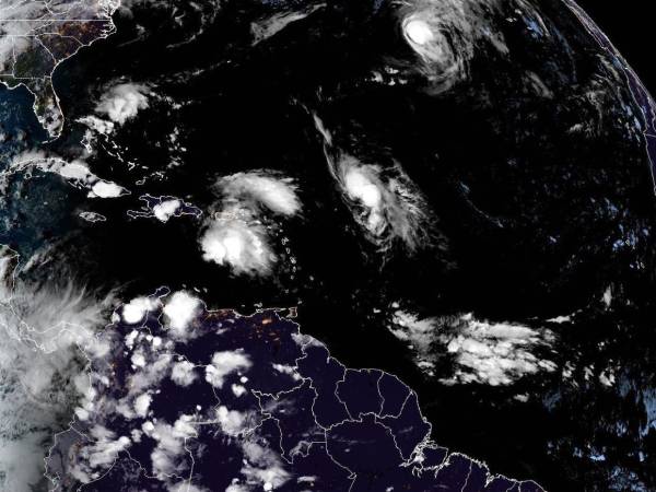 Los vientos huracanados se extienden hasta 20 kilómetros (10 millas) desde el centro, mientras que los de tormenta tropical alcanzan hasta 165 kilómetros (105 millas).