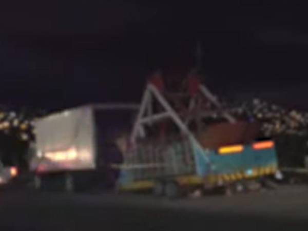 Un motociclista murió esta madrugada tras estrellarse con la parte trasera de un camión.