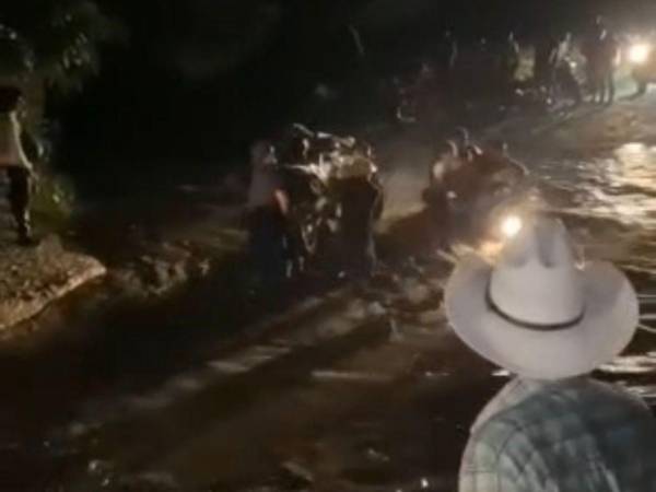 Pobladores rescataron a la familia que intentó cruzar un vado crecido en La Vega, Teupasenti.