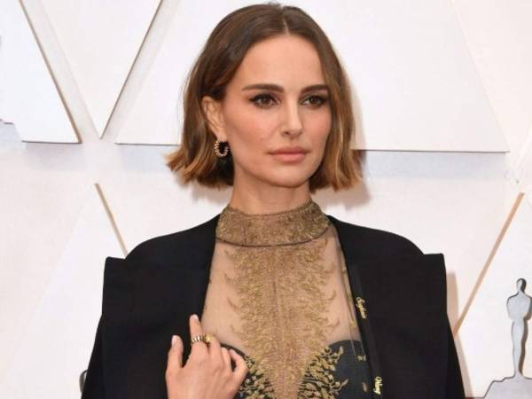 La Natalie Portman fue una de las que más sorprendió por su atuendo, pero además del bello vestido la actriz israelí reveló que en su vestido llevaba los nombres de las directoras de cine que no fueron nominadas a los Oscar. Fotos: Agencia AFP.