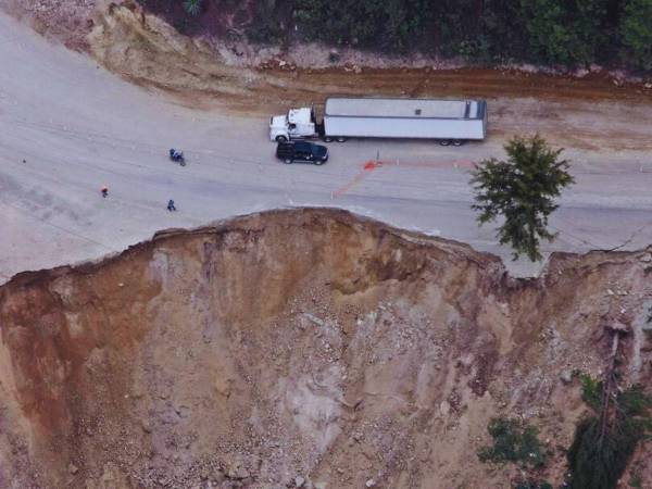 El derrumbe se atribuye al deslizamiento de ladera. Geólogo considera que se debe investigar si los trabajos de construcción de la nueva carretera están relacionados al derrumbe o es producto de las lluvias que han azotado la región en las últimas semanas.