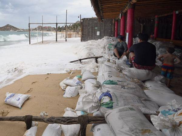 El huracán Hilary, convertido un potente fenómeno categoría 4, se mueve hacia el noroeste de México y se espera que se aproxime a la península de Baja California durante el fin de semana y se empiece a debilitar el sábado. Las personas que viven en este sector del país ya comenzaron a sentir los embates de los fuertes vientos y las lluvias.