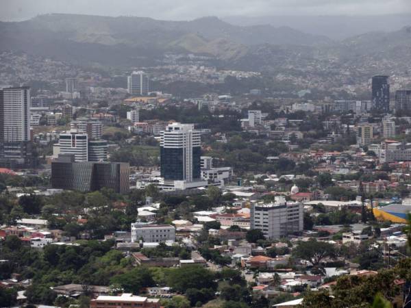 Una vaguada favorecerá lluvias aisladas este lunes en algunas regiones de Honduras, mientras el calor persistirá en gran parte del país.