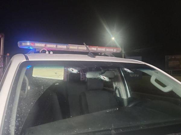 Una de las patrullas policiales presenta disparos en su vidrio frontal.