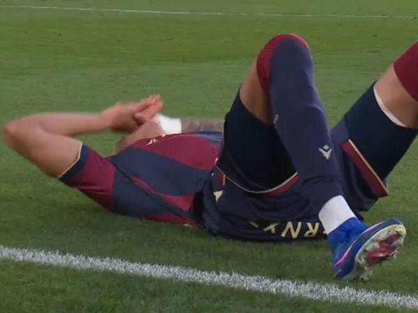 Kervin Arriaga cayó desplomado al césped ante el Espanyol.