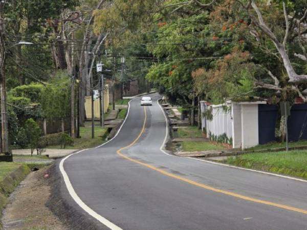 Por esta ruta también circulan buses del transporte público, vehículos particulares y unidades de carga que abastecen restaurantes y otros comercios de la zona.