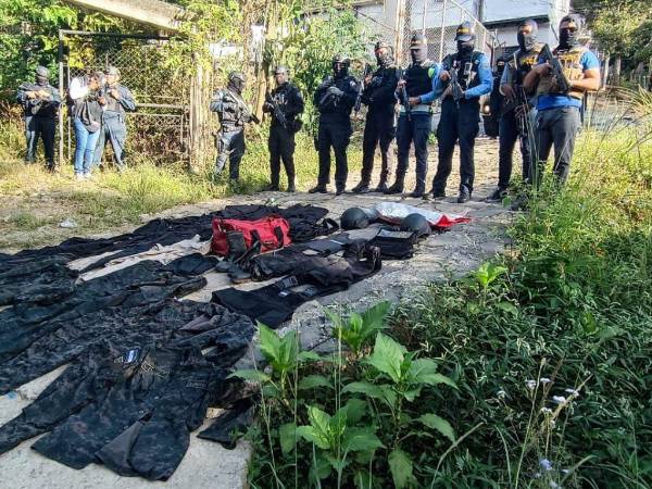 Indumentaria militar, chalecos y cascos fueron decomisados por elementos de la DIPAMCO en la capital.