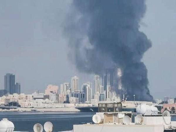 Vista de una columna de humo en Baréin tras un ataque de La Guardia Revolucionaria contra bases estadounidenses situadas en Baréin, Catar y Emiratos Árabes como represalia por los bombardeos de Estados Unidos e Israel.
