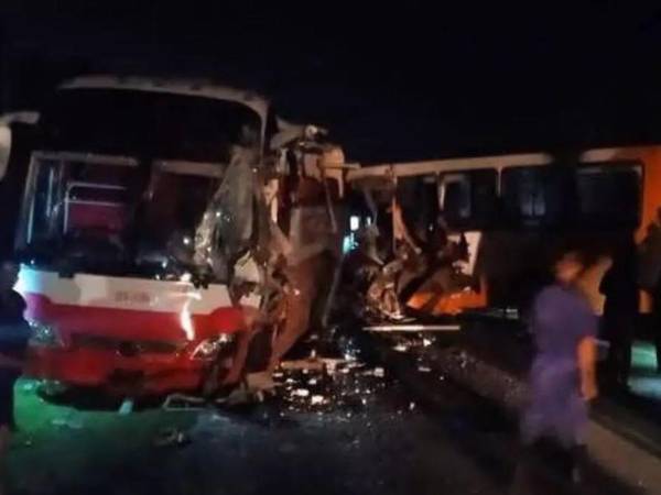 El suceso se produjo a primera hora de la mañana, cuando chocaron frontalmente los dos vehículos.