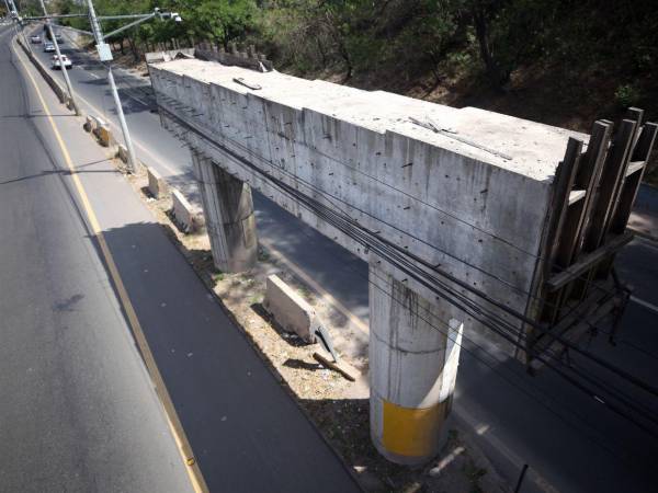 La estructura aérea entre Hato de Enmedio y San Ángel permanece olvidada desde hace cinco años, aunque la comuna promete terminarla.