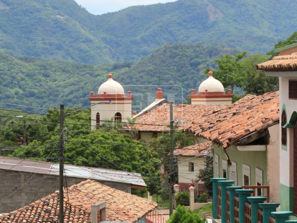 Mercedes de Oriente es un pequeño municipio del sur de La Paz, fronterizo con la hermana República de El Salvador, que destaca por la calidez de su gente, pero también por ser el pueblo más seguro de Honduras, ya que en diez años, no registran ni un solo homicidio. A continuación los detalles y las imágenes captadas por la lente de EL HERALDO.