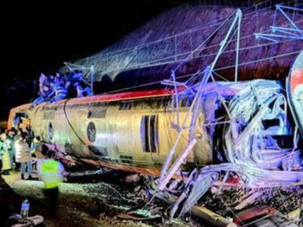 Al menos diez personas han muerto, unas 25 se encuentran heridas graves y un número no precisado pueden seguir atrapadas tras el descarrilamiento de dos trenes de alta velocidad en el término municipal de Adamuz (Córdoba), según informaron a EFE fuentes cercanas a la investigación.