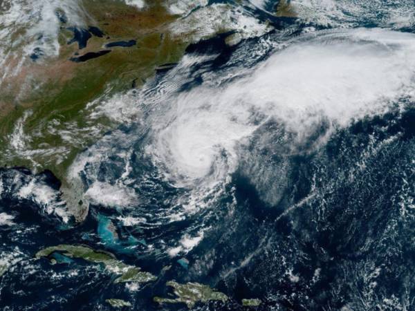 Fotografía satelital cedida por la Oficina Nacional de Administración Oceánica y Atmosférica de Estados Unidos (NOAA), a través del Centro Nacional de Huracanes (NHC), donde se muestra la localización del huracán Imelda frente a las costas estadounidenses este miércoles, en el Atlántico.