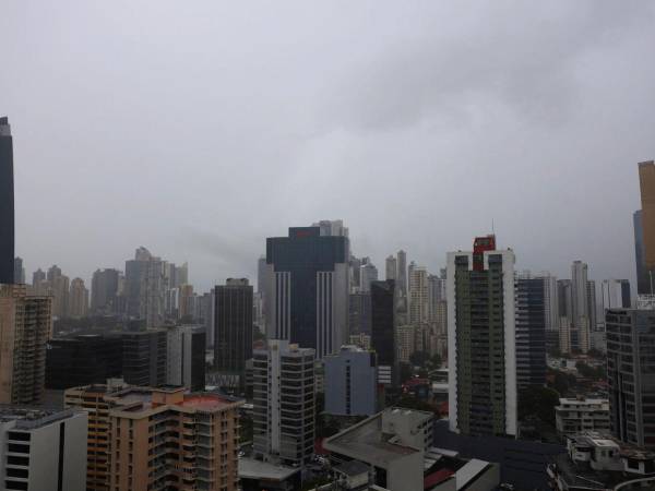 Condiciones climáticas de lluvia ayer lunes, en Ciudad de Panamá, como efectos indirectos del huracán Melissa.