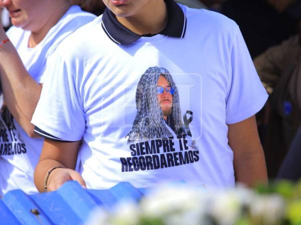 Un ambiente de dolor, recuerdos y muestras de cariño marcó la despedida del creador de contenido Hernán Martínez, quien fue sepultado en Cofradía, Cortés, tras fallecer luego de un accidente de tránsito. Aquí las imágenes: