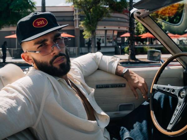 Manuel Turizo actuará en el descanso del partido de la NFL en el Santiago Bernabéu el 8 de noviembre, un show que el artista colombiano define como “el inicio de la gira más histórica” de su carrera y que unirá la música latina con el fútbol americano.