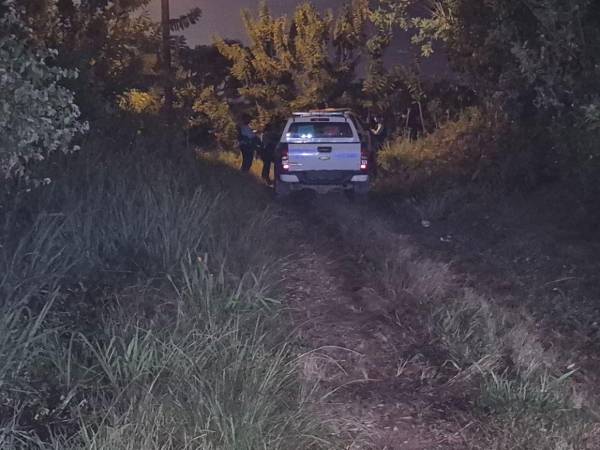 Los agentes acordonaron la escena del crimen para resguardar las evidencias e iniciar con las primeras indagaciones sobre el móvil del ataque.