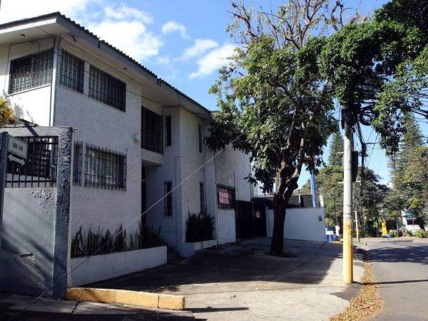 La casa donde funcionó la Embajada de Venezuela en Tegucigalpa, estaba cerrada, y ahora hay dos rótulos que indican que el inmueble se alquila.